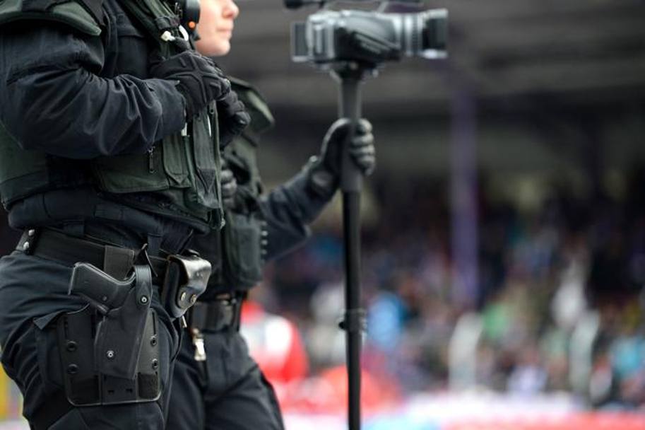 In Germania gli agenti (raddoppiati di numero: circa 400 a partita) sono stati dotati di mitragliatrici, pistole, manganelli, giubbotti antiproiettile e radio digitali. Getty Images